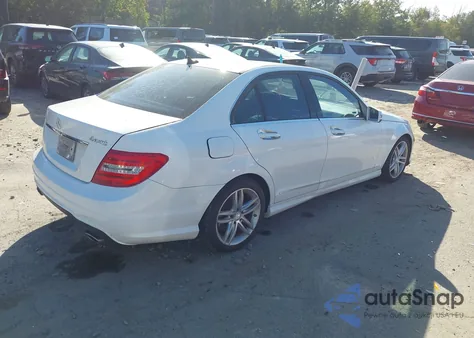 2013 Mercedes-Benz C 300 Sport 4Matic z USA, uszkodzony, nr VIN WDDGF8AB8DR287011